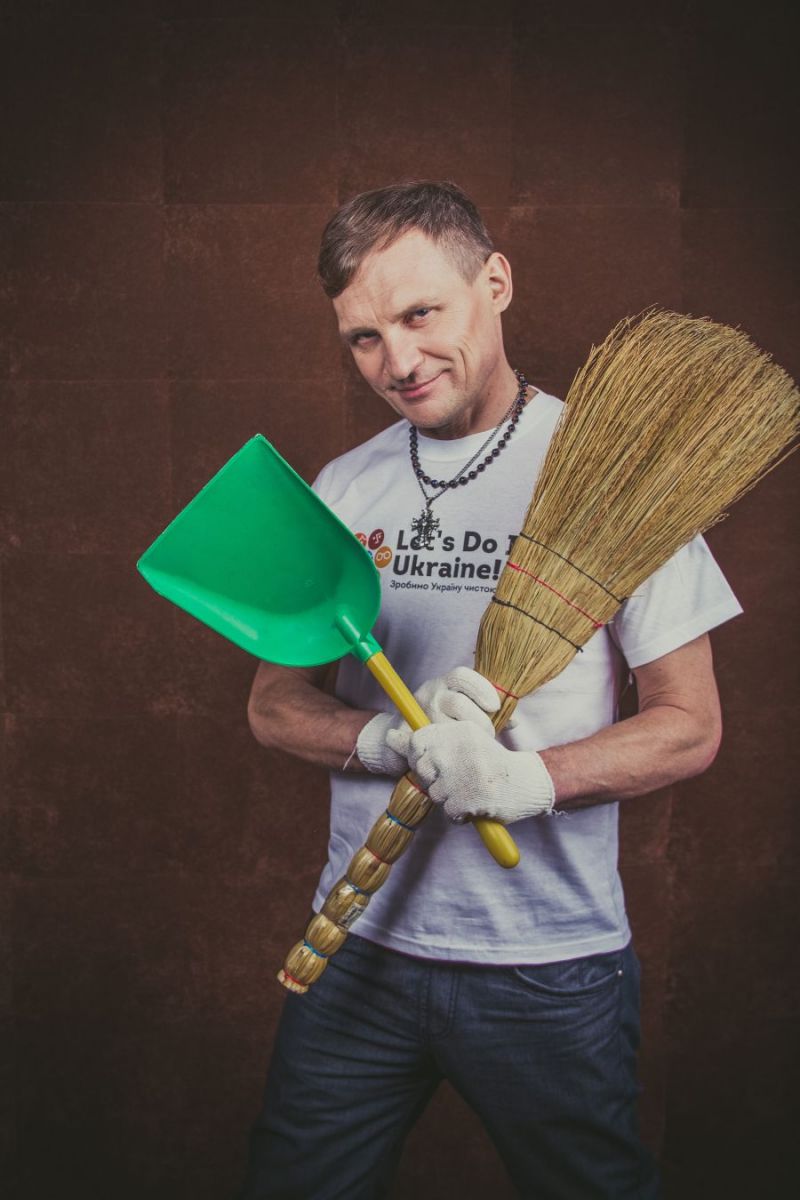 Олег Скрипка с веником и совком снялся в эко-фотосессии